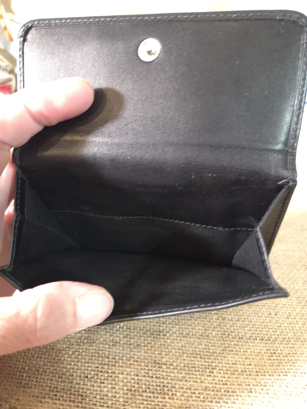 LIKE NEW Gucci Black Leather Wallet with Silver 'G' Hardware - Picture 4 of 9